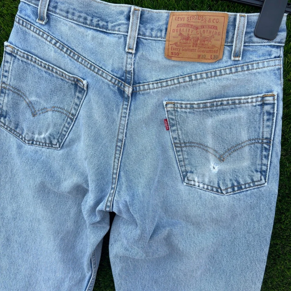 Vintage 90's Levi's 550 Mens 30x30 Relaxed Tapered Light Wash Denim Jeans Frayed